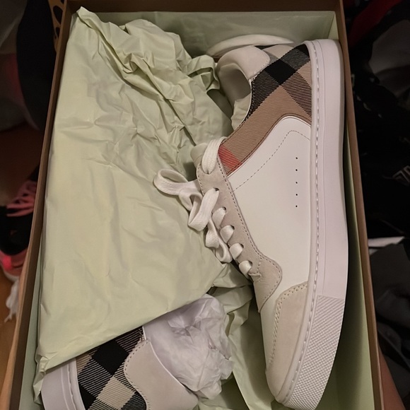 Burberrys - Picture 2 of 3